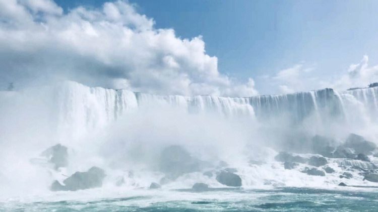 The Majestic Beauty of Niagara Falls: A Journey Through Nature’s Masterpiece