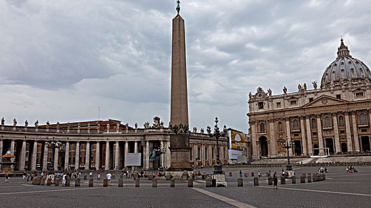 A Glimpse into Majesty: Exploring St. Peter’s Square in the Vatican